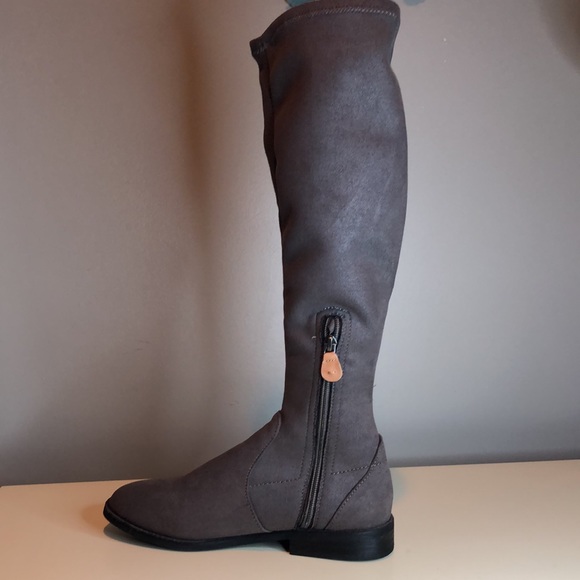 Gentle Souls by Kenneth Cole Brown - Picture 9 of 16